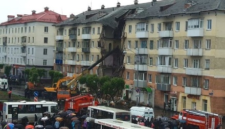 Подъезд жилого пятиэтажного дома обрушился в Междуреченске Кемеровской области