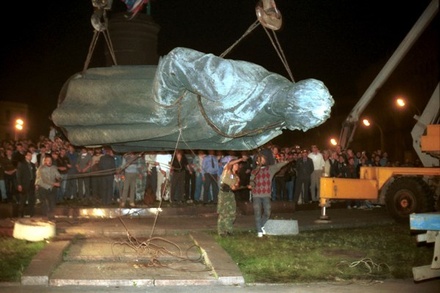 Коммунисты просят Чайку проверить законность сноса памятника Дзержинскому