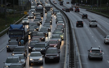 На Калужском шоссе в Москве образовалась многокилометровая пробка из-за ДТП 