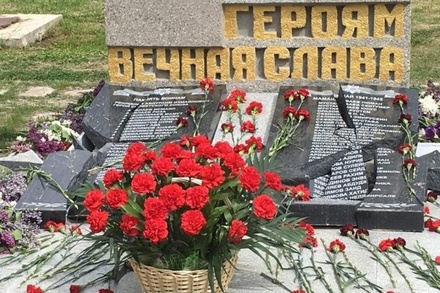 Власти Крыма заподозрили в разрушении памятника ветеранам ВОВ «доморощенных вандалов» 