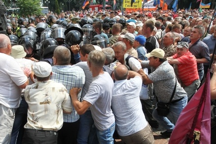 Число пострадавших в ходе столкновений в центре Киева увеличилось до 10
