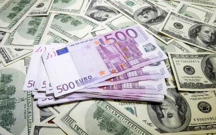 Курс евро дешевеет к доллару на опасениях дефолта в Греции