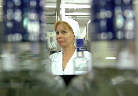 Госдума разрешила использовать конфискованный спирт для выпуска антисептика