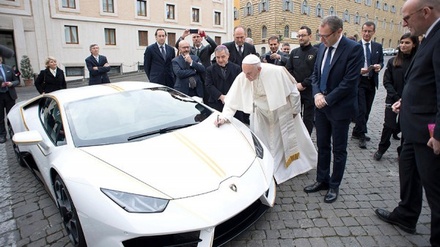 Папе римскому подарили спортивный автомобиль Lamborghini