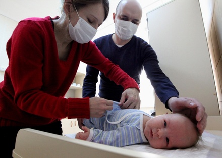 Минздрав предлагает снижать оплату больничных родителям при отказе прививать детей