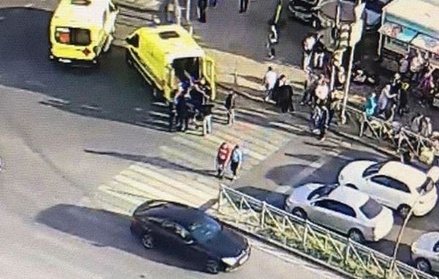Пять человек пострадали при наезде грузовика на пешеходов в Казани