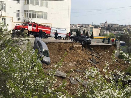 Четыре машины упали в провал из-за рухнувшей подпорной стены в Севастополе