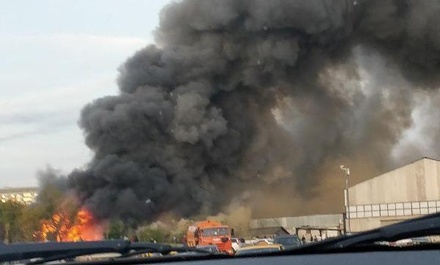 Крупный пожар возник в промзоне на севере Москвы