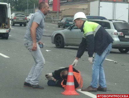 Машина сбила дорожного рабочего на Ярославском шоссе