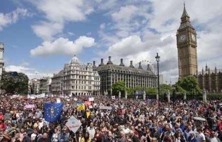В Лондоне десятки тысяч недовольных Brexit вышли на марш протеста