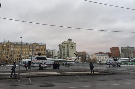 Москвичей обеспокоило появление трёх вертолётов у метро «Бауманская» 