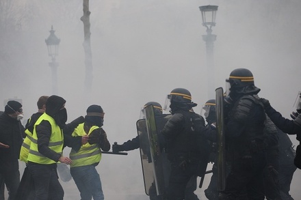 Более 400 человек задержали в ходе протестов в Париже в субботу