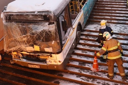 Водитель съехавшего в подземный переход в Москве автобуса госпитализирован