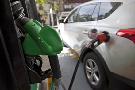Средняя цена за литр бензина Аи-95 в России превысила 40 руб. за литр