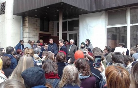 У здания РГГУ прошла акция против сокращения профессоров 