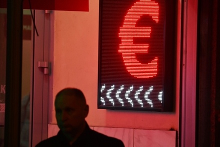 Курс евро превысил отметку в 84 рубля на фоне обвала нефтяного рынка