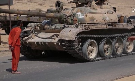 Боевики «Исламского государства» переехали сирийского солдата танком