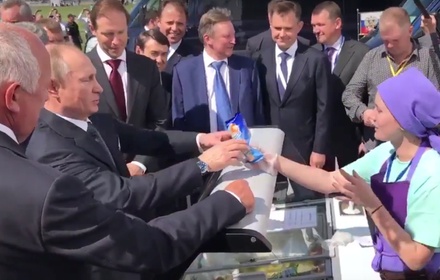 Путин на авиасалоне МАКС угостил членов правительства мороженым