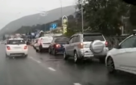 Власти Сочи отрицают проблемы с бензином в городе после сильных ливней 