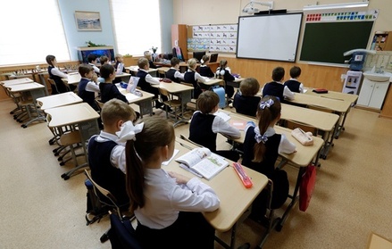 Учительница, отчитавшая девочку в школе на Сахалине из-за порванной кофты, уволилась