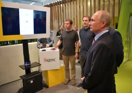 Путин поговорил с голосовым помощником «Алиса» в офисе «Яндекса»