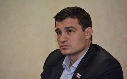 Единороссы приостановили членство в партии экс-депутата, избившего DJ Smash