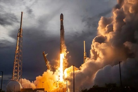 SpaceX запустила ракету с двумя телекоммуникационными спутниками