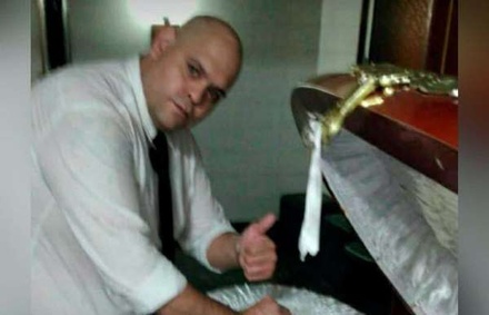 Работник похоронного бюро уволен за фото с телом Марадоны