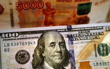 Доллар превысил 77 рублей впервые с 2014 года