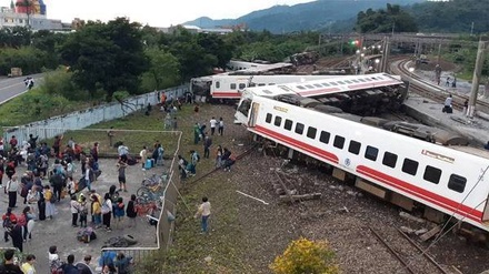 По меньшей мере 17 человек погибли на Тайване в результате схода поезда с рельсов