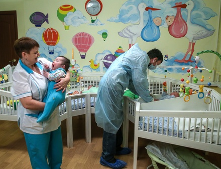 Власти Москвы планируют повысить выплаты на детей в приёмных семьях