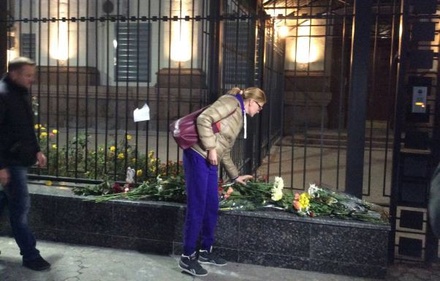 В Киеве к посольству России приносят цветы в память о погибших в авиакатастрофе