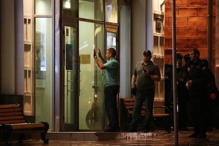 Бизнес-омбудсмен призвал власти прислушаться к требованиям захватчика банка в Москве 
