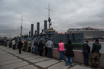 Крейсер «Аврора» после ремонта вернулся на место стоянки