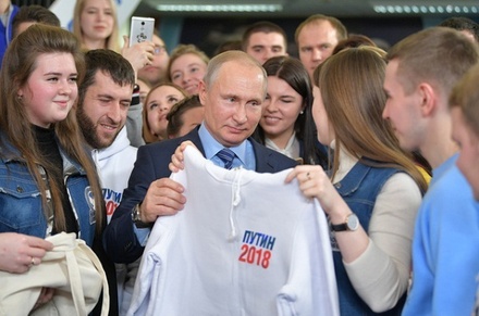 Путину подарили толстовку с логотипом его предвыборного штаба