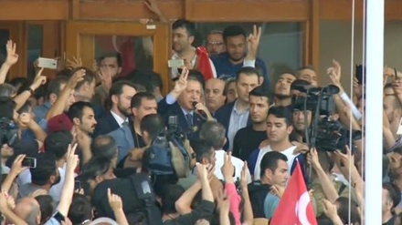 Эрдоган выступил перед своими сторонниками в аэропорту Ататюрка в Стамбуле