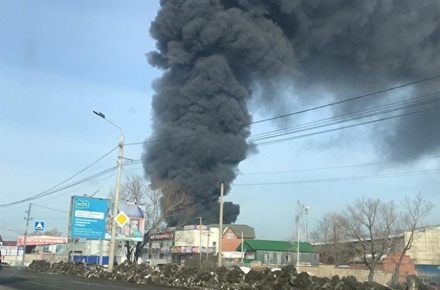 В Челябинске произошёл крупный пожар в цехе по производству пластиковой посуды