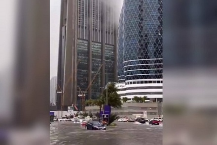 В Дубае из-за сильного дождя затопило метро и дороги