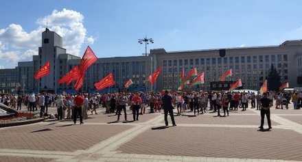 На площади Независимости в Минске собрались около 400 человек