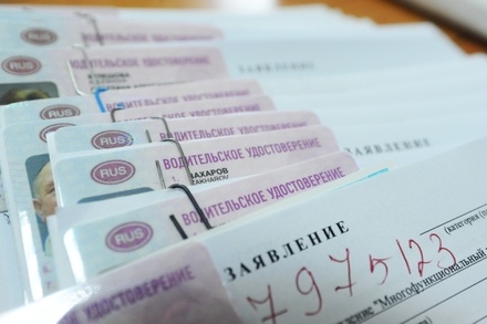 В ГИБДД назвали сроки введения электронных прав в России