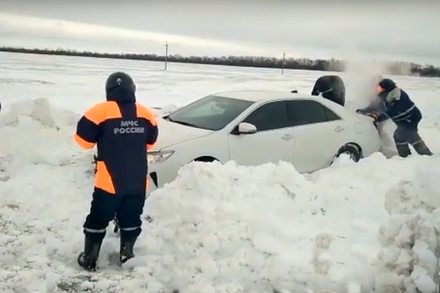 На Кубани снежные заносы заблокировали более 700 машин