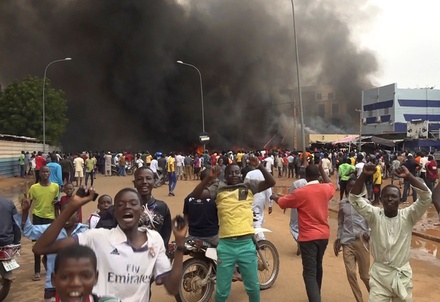 Париж эвакуирует из Нигера около 200 граждан Франции и ЕС