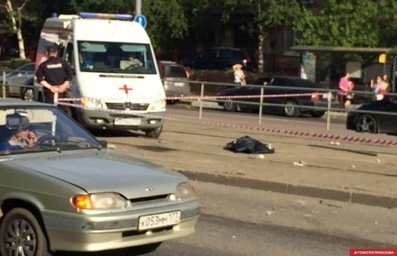 При наезде автобуса на остановку в Москве погиб один и пострадали два человека
