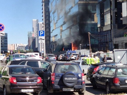 На подземной парковке бизнес-центра в Москве произошёл пожар