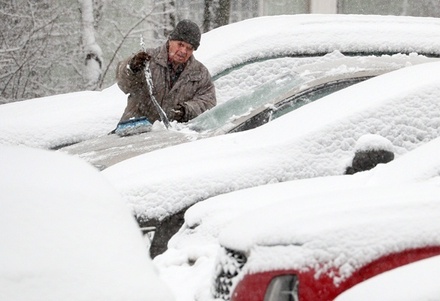 Депранс Москвы предупредил водителей о снежных заносах и гололедице