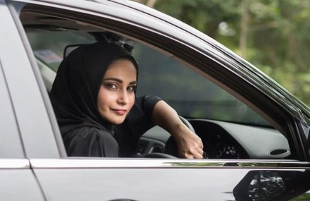 В Саудовской Аравии 100 тысяч человек потеряли работу после разрешения женщинам водить