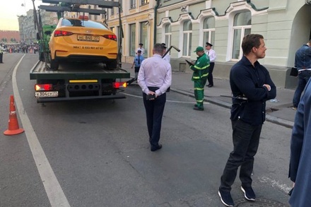 Опубликовано видео наезда такси на пешеходов в центре Москвы