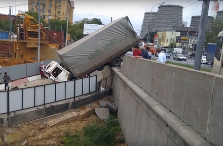 В Лефортове грузовик протаранил ограждение моста и повис над железной дорогой