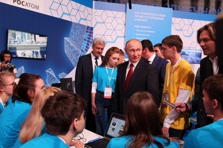 Путин дал школьникам задание написать сочинение на тему «Россия, устремлённая в будущее»