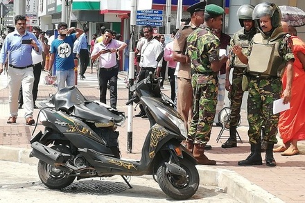 У кинотеатра в Коломбо полицейские взорвали подозрительный мотоцикл 